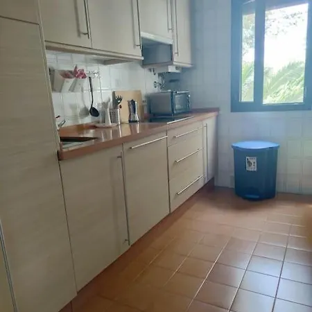 Amplia Vivienda A 5 Minutos Andando De La Playa *